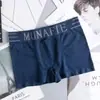 Populares en el Sudeste Asiático, los bóxers sin costuras para hombre de talla grande son transpirables, ultraelásticos y están hechos de seda helada para deportes.