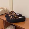 Pantuflas Base Mochi Francesas para Mujer Moda Ropa Exterior Nuevo Estilo Otoño/Invierno 2026 Suela Gruesa Súper Suaves Estampado Leopardo Tira Única Pantuflas para Mujer
