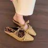 Mules cerrados de moda nicho de Hong Kong con lazo para mujer, nuevo estilo verano 2025, sandalias que aumentan la altura