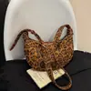 Bolso de moda retro tipo dumpling de gamuza estilo coreano para otoño e invierno, bolso de hombro y cruzado casual versátil, diseño simple