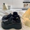 Sapatos de couro com plataforma, sola grossa e cadarço para mulheres, modelo mocassim preto versátil estilo britânico retrô, novidade para o verão de 2025.