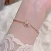 Pulsera de Flor de Camelia, Lujo Ligero, Nicho, Gama Alta, Joyería de Circonita Súper Brillante, Estilo Exquisito y Elegante, Pulsera para el Día a Día