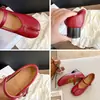 Zapatos planos Mary Jane retro de punta dividida para mujer, nueva colección otoño 2026, con tacón oculto y diseño de una sola tira, caracterizados por un tacón grueso y silueta estilo ballet