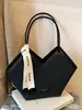 Nova Bolsa de Axila Feminina de Nicho com Grande Capacidade, Bolsa de Axila Fashion Acolchoada, Nova Bolsa de Ombro Versátil e na Moda