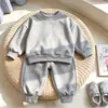 Conjunto de Moletom Infantil para Meninos Primavera e Outono Cor Lisa Casual Conjunto de Duas Peças para Crianças de Meia-Idade e Mais Velhas Solto Roupas Esportivas Estilo Coreano Moderno