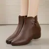 Botas curtas da moda para mulheres, novo estilo de inverno 2026, estilosas, antiderrapantes, com sola macia, forradas com fleece, quentes e adequadas para mulheres de meia-idade e idosas.