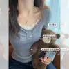 Elegante y hermoso top de punto blanco con encaje francés, escote en V y manga larga para mujer, camisa base única y versátil de corte ajustado para otoño