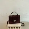 2026 Bolsos Retro Nuevos de Moda Otoño Bolso de Hombro Cruzado de Gama Alta Bolso Pequeño Cuadrado de Mano para Dama de Gama Alta