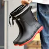 Botas de chuva de corte baixo, médio, impermeáveis, com forro de fleece e resistentes à abrasão para homens, adequadas para o inverno, pesca e proporcionando resistência ao escorregamento, aquecimento e uma sola grossa e reforçada