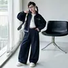 Conjunto de mezclilla para niñas, colección de otoño 2026, estilo nuevo para niñas mayores, con una chaqueta tipo dos piezas y pantalones casuales de pierna ancha para primavera y otoño