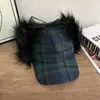 Gorra de felpa a cuadros con pico de pato para hombre y mujer, Gorra Lei Feng cálida para otoño e invierno con orejeras, Gorra de béisbol de felpa larga de piel sintética