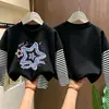 Camiseta de manga larga a rayas de algodón puro para niñas, estilo primavera/otoño, nueva colección 2026, moderna y elegante, diseñada para niñas de talla mediana a grande, con un look en capas
