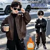 Chaqueta de Invierno de Cuero con Felpa para Niños 2026 Nuevo Estilo Versión Coreana para Niños Fresca Atractiva Ropa de Invierno Abrigo de Cuero PU Engrosado para Bebé