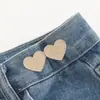 Botón con forma de corazón para ceñir la cintura, una herramienta mágica para ajustar el tamaño de la cintura de faldas y pantalones, un botón decorativo para apretar y fijar