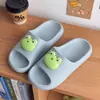 Pantuflas de suela gruesa para mujer para uso doméstico en verano, decoraciones de zapatos DIY, sandalias de moda antideslizantes resistentes al desgaste de dibujos animados para parejas en interiores para el baño