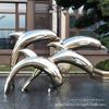 Escultura de golfinho brincando em aço inoxidável, entrada de hotel, paisagem aquática, grande ornamento de parque em aço inoxidável