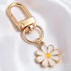 Llavero colgante de aleación con diseño de margarita estilo goteo de aceite, anilla en D dorada, charm de flor multicolor, accesorios para manualidades, venta al por mayor