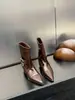 Botas de Cano Curto de Couro com Salto Bloco Apontado Estilo Retrô Coreano Femininas 2026 Outono/Inverno Novas Botas para Calça Afinando o Corpo com Temperamento