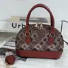Bolso de concha de nicho estilo francés vintage para mujer, Nuevo de moda 2025 estilo Hong Kong material de retazos bolso de hombro y cruzado para mujer