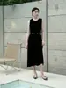 Vestido de Veludo de Seda Feminino 2026 Novo Outono Inverno Gola Redonda Cordão de Pérolas na Cintura Cintura Marcada Luxo Leve Temperamento Saia de Seda de Amora