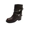 Botas de couro com fivela de rebite preta para mulheres, novo estilo outono/inverno 2026, botins plissados com saltos grossos, botas afuniladas de cano médio