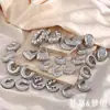 Moda Europea y Americana Pendientes Exagerados Simples Versátiles de Personalidad Acero Inoxidable Color Hueco Calado Luz de Lujo Pendientes de Gama Alta para Mujeres