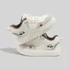 Zapatos Blancos Casuales Estilo Coreano con Huella de Perro de Dibujos Animados Beier para Mujer 2026 Nuevo Primavera Versátiles Tenis de Suela Gruesa B2961