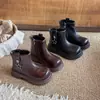 Botas Infantis 2026 Chegada Nova Outono Botas de Cano Curto Infantis Botas de Couro para Bebês Botas Infantis Estilo Coreano para Meninas Sapatos de Pequena Princesa