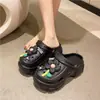 Zuecos de diseño floral con suela gruesa para mujer, sandalias de punta cerrada, nuevas de moda de verano antideslizantes 2026 estilo playa con aumento de altura