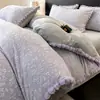 Acabado totalmente mate, diseño de bola de pelo de conejo retro, juego de ropa de cama de cuatro piezas engrosado para invierno, con sábanas y fundas de edredón de terciopelo de leche y forro polar de coral bordado
