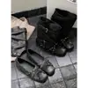 Sandálias Pretas Vazadas para Mulheres com Solas Grossas, Tiras Cruzadas, Uso Duplo Destacável, Rebites Vintage, Laço, Botas Curtas Estilo Ballet