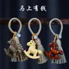 Sandalia del Año del Caballo Caballo Tallado en Sándalo Caballo Mecedora Colgante con Borla Encanto para Bolso Llavero del Caballo del Zodiaco con Cuerda Tejida