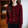 Diseño de cárdigan de moda abotonado con cuello redondo engrosado, cálido con pedrería colorida, simple y elegante para ir al trabajo, ropa de mujer en un generoso color verde lago