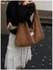 Bolsa de Hombro de Lana de Cordero con Botón de Cuerno Nuevo Invierno 2025 Nicho Maillard Peluda para Viajar al Trabajo Bajo el Brazo