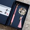 () Caja de Regalo con Marcapáginas Metálico para el Día del Maestro con Texto Grabado Estilo Chino, Presentando el Tema de las Enseñanzas de los Maestros Difundiéndose por el Mundo, Inspirada en los Productos Culturales y Creativos de la Ciudad Prohibida