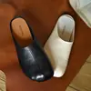 Chinelos Femininos Novos Versáteis de Couro Genuíno Branco com Bico Redondo e Traseiro Aberto, Sapatos Mule Slip-on Preguiçosos