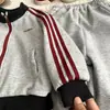 Traje Deportivo para Niños Primavera y Otoño 2026 Modelo Nuevo, Conjunto Elegante y Moderno de Dos Piezas con Sudadera con Cremallera para Niños Pequeños