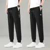 Calça jogger de moletom masculina preta de perna reta, novo estilo outono, solta, moderna, estilosa, adequada para corrida, uso casual e para ir ao trabalho.