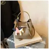 Bolso de Mano de Moda de Nicho Tendencia Comercio Exterior Nuevo Diseño Otoño e Invierno 2025 Bolso Cruzado Casual Tipo Cubo