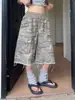 Calça Bermuda Cropped Camuflada Workwear Desgastada com Franjas Estilo Americano para Mulheres, Verão Street Style Multibolsos Casual Wide-Leg Tendência