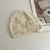Touca de Tricô com Flor de Lantejoula para Dedos dos Pés Feminina Primavera e Verão Malha Respirável Casual Versátil Retrô Touca Fria Touca de Proteção para Orelhas para Rosto Pequeno