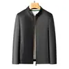 Colección Primavera/Otoño 2026: chaqueta de cuero PU para hombre, ligera, de longitud media, estilo corto, con cuello alto, corte holgado, prenda exterior de cuero suave y cómoda