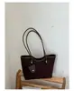 Bolsa Grande Retrô de Camurça Transfronteiriça Feminina 2026 Nova Moda Grande Capacidade para o Dia a Dia Ombro Único Bolsa Tote de Axila