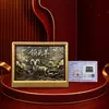 Figurilla del dios de la riqueza con marco negro y dorado, simbolizando prosperidad y buena fortuna, adecuada para exhibición en oficinas, regalos empresariales y ceremonias de inauguración