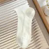 Meias Finas Curtas Brancas de Verão Femininas Malha Vazada Respirável Absorventes de Suor Renda Pequena Estilo Japonês Verão Algodão Cano Curto Versátil