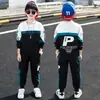 Conjunto de inverno de três peças engrossado para meninos, traje de inverno infantil, novo outono e inverno 2022, roupas infantis com forro de fleece, tendência online, estilo ocidental