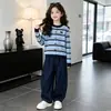 Conjunto de otoño para niña 2026 nuevo y elegante ropa de otoño infantil cárdigan a rayas y pantalones acampanados de mezclilla conjunto de dos piezas