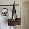 Bolso de mano nuevo estilo coreano con hebilla metálica de remaches para mujer, un nicho, de gran capacidad, moderno y a la moda, adecuado para ir al trabajo y para el uso diario