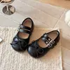 Outono 2026 Novos Sapatos de Couro Modernos para Bebês Meninas Estilo Coreano Princesa Solado Macio Bico Redondo Sapatos Infantis Atacado