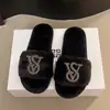 Marca de Lujo Ligero de Moda 2026 Pantuflas Peludas para Mujer, Uso en Exteriores, Pantuflas de Algodón, Pantuflas Peludas Cálidas para el Hogar, Talla Grande, Planas Brillantes